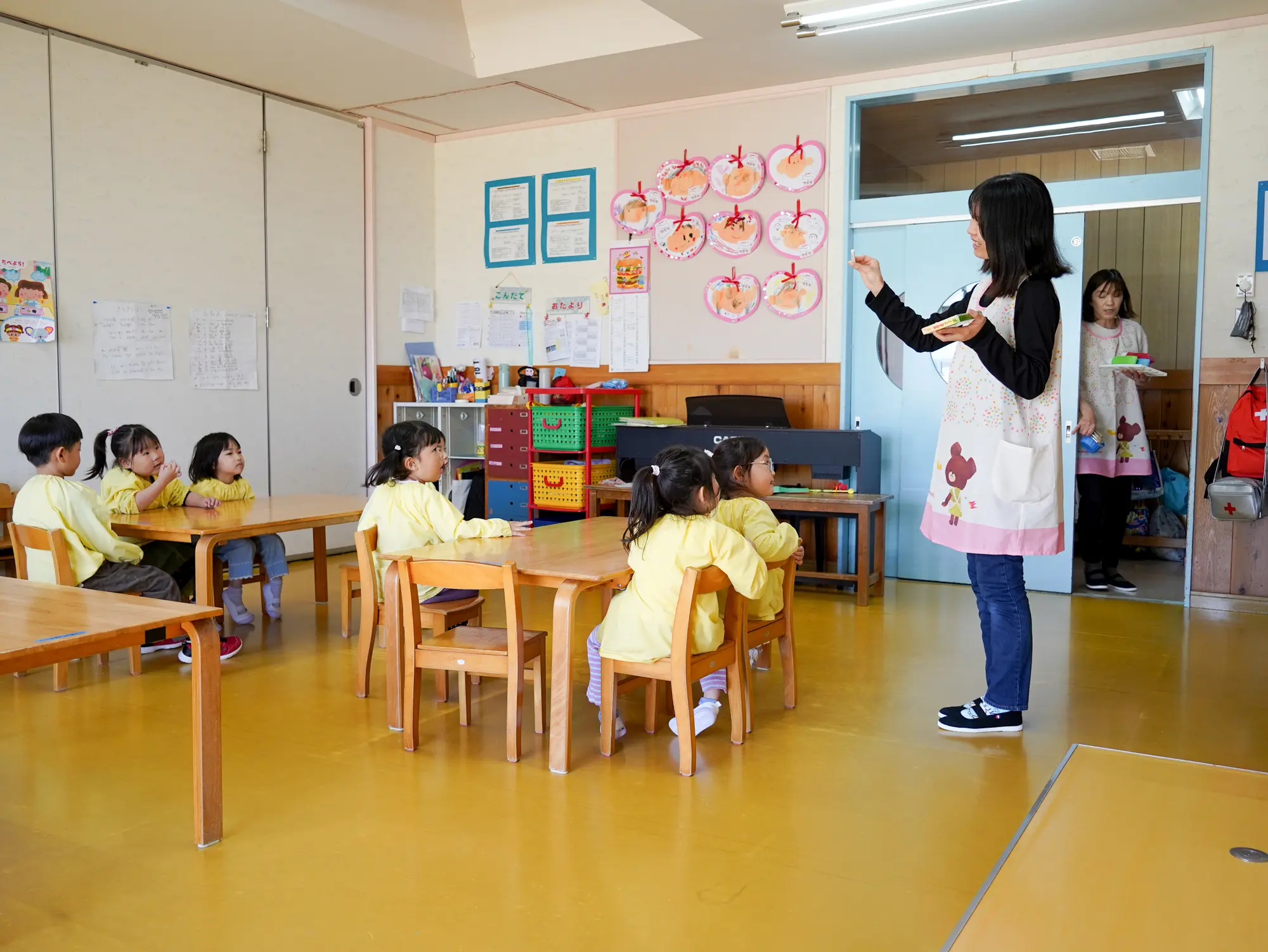 保育士が子どもたちと保育室内で過ごす様子
