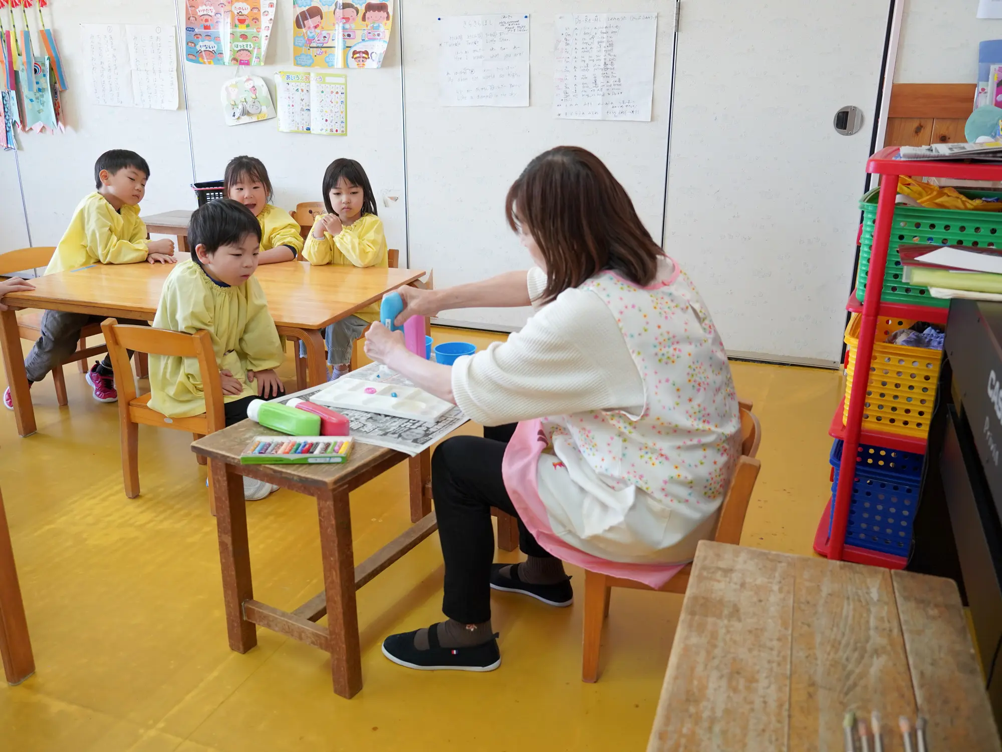 保育士が子どもたちと保育室内で過ごす様子